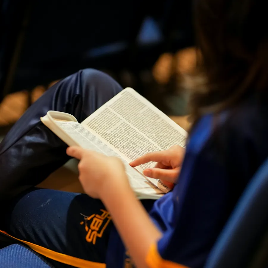Estudiante siguiendo la lectura en su Biblia