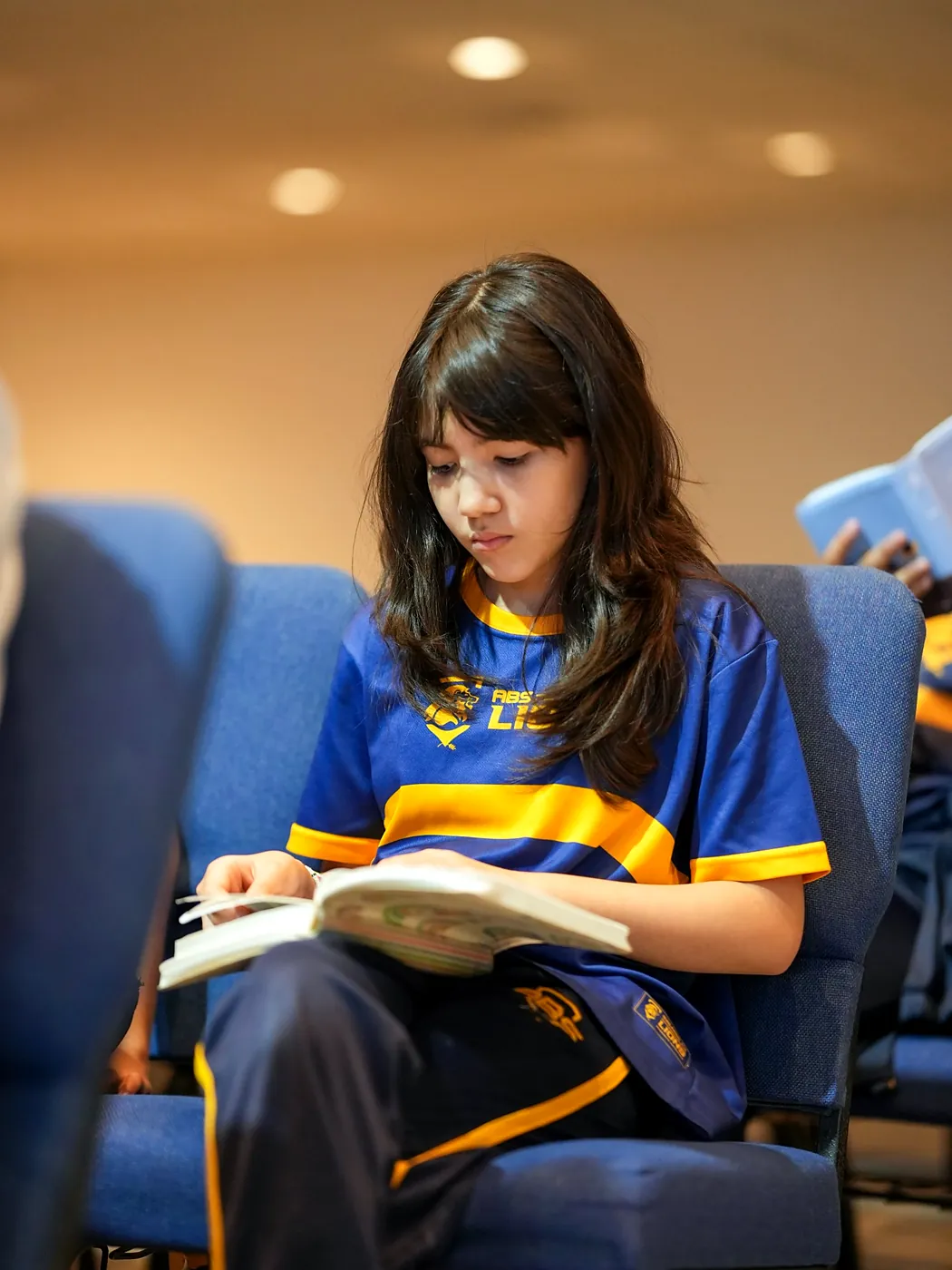 Estudiante de ABS leyendo la Biblia en el devocional