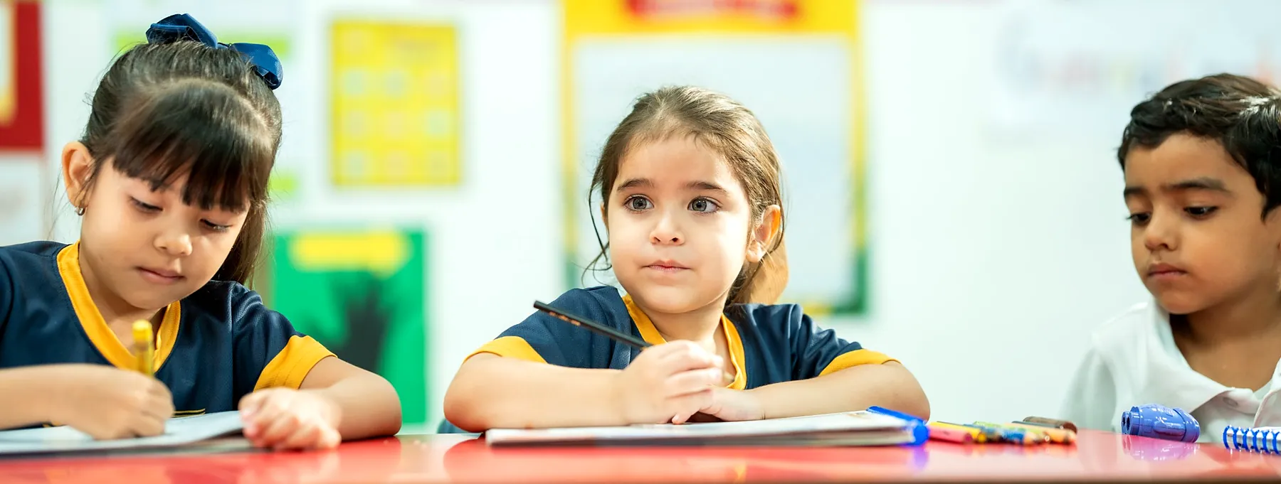 Niños de preescolar trabajando en clase
