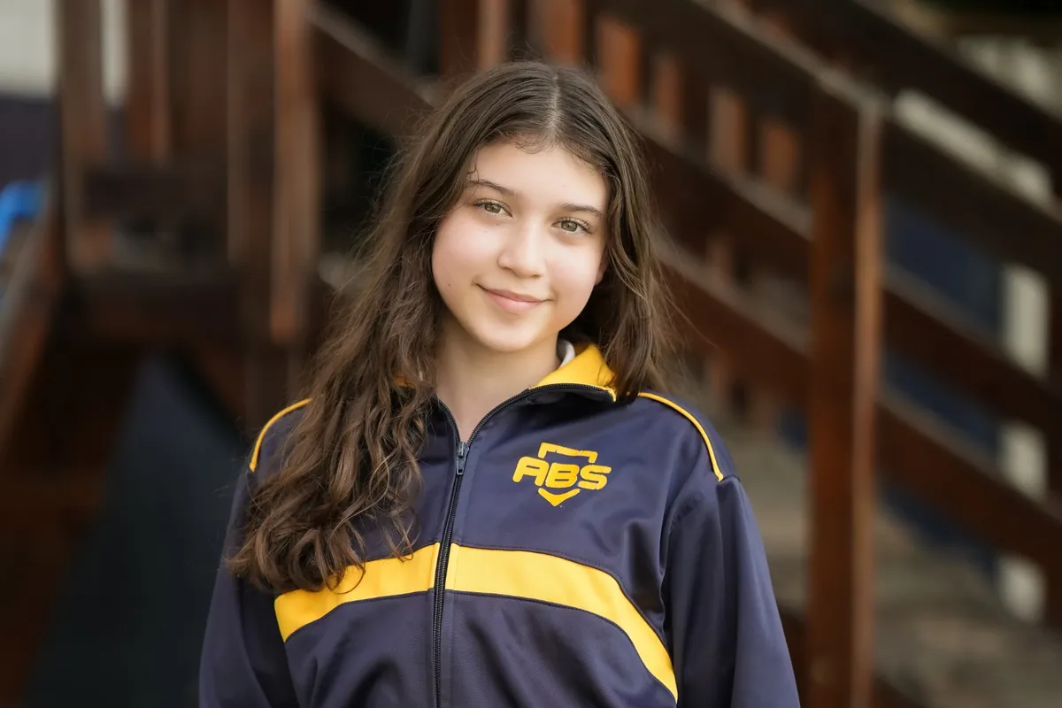 Estudiante de secundaria con el uniforme de ABS